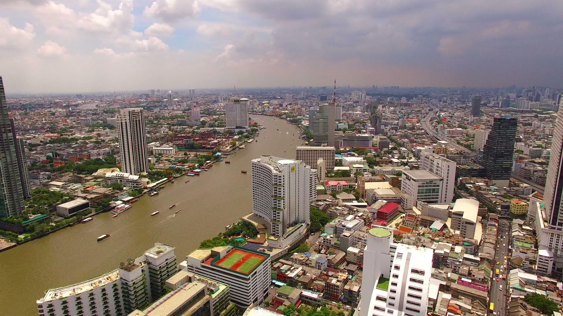 切奥普拉亚河的空中航向位于泰国首都邦科克市中心视频的预览图