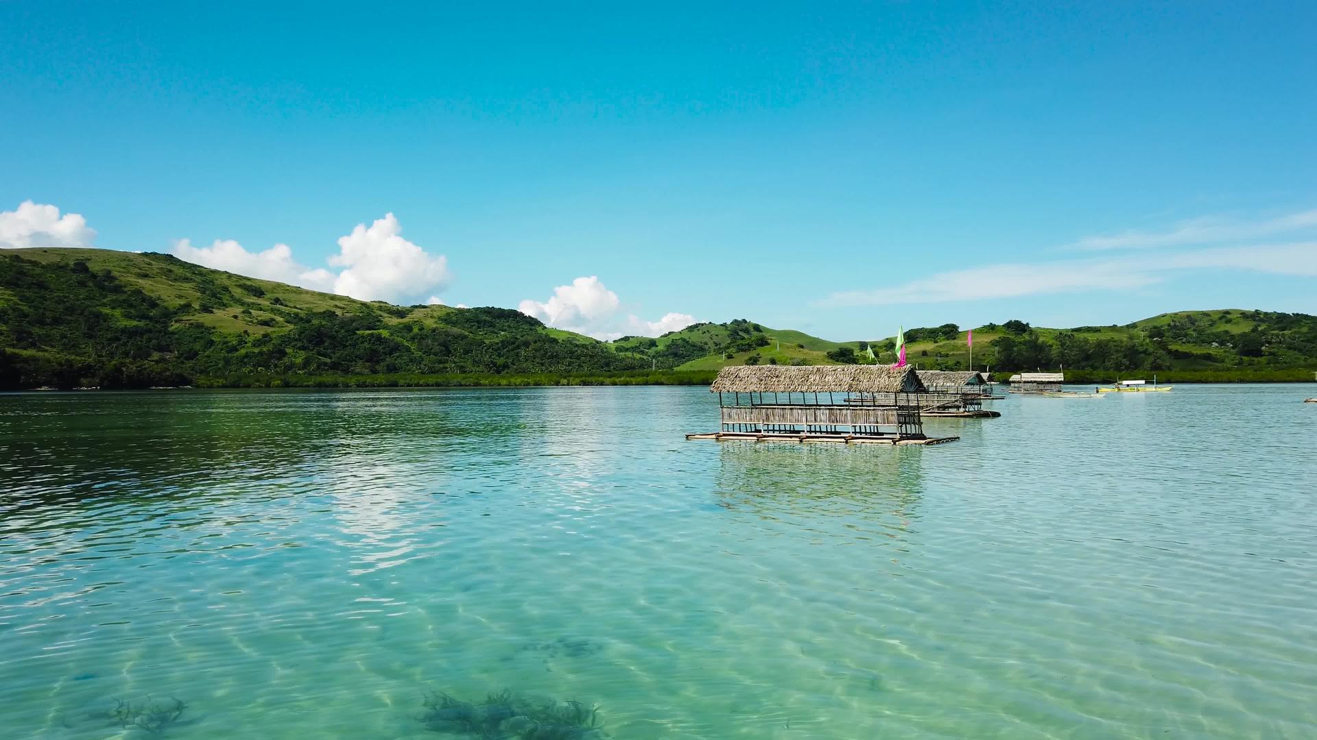 卡拉莫群岛的阿拉维沙巴漂浮小屋有一个环礁湖漂浮视频的预览图