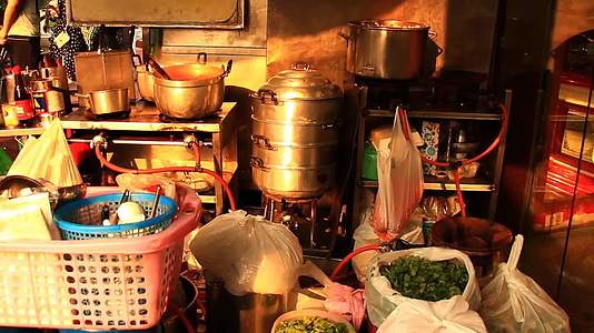 在雅乌瓦拉特街的食品摊上煮一壶咸汤视频的预览图