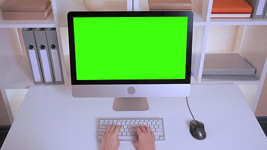 女性手持笔记本电脑数据输入视频的预览图