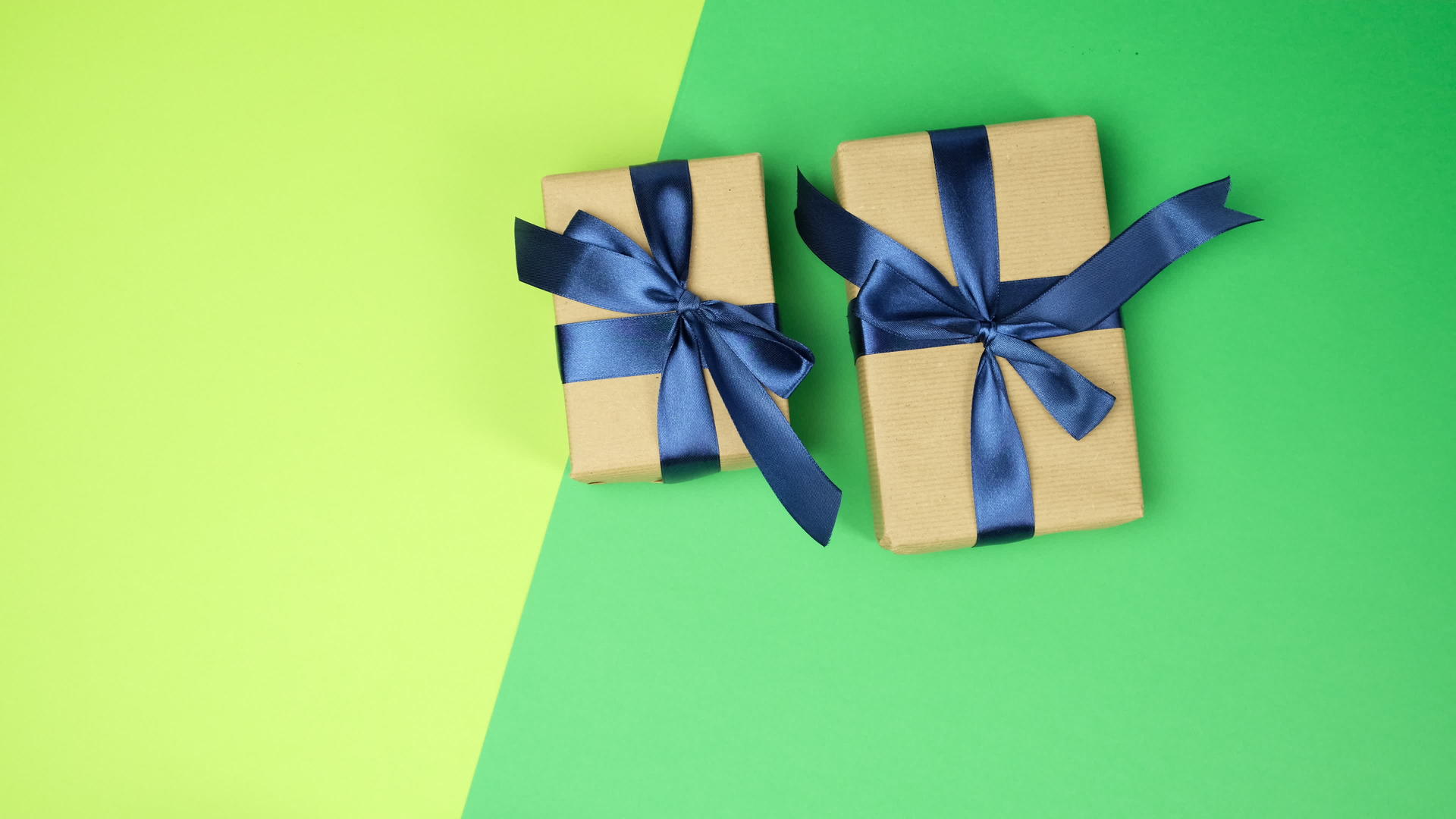 绿色表面包的礼物配有蓝色丝带和顶部视图视频的预览图