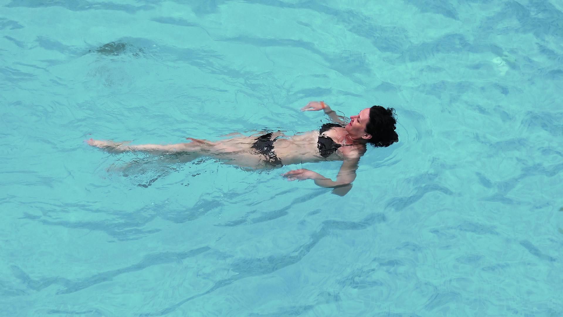 女性在游泳池中的最高视图视频的预览图