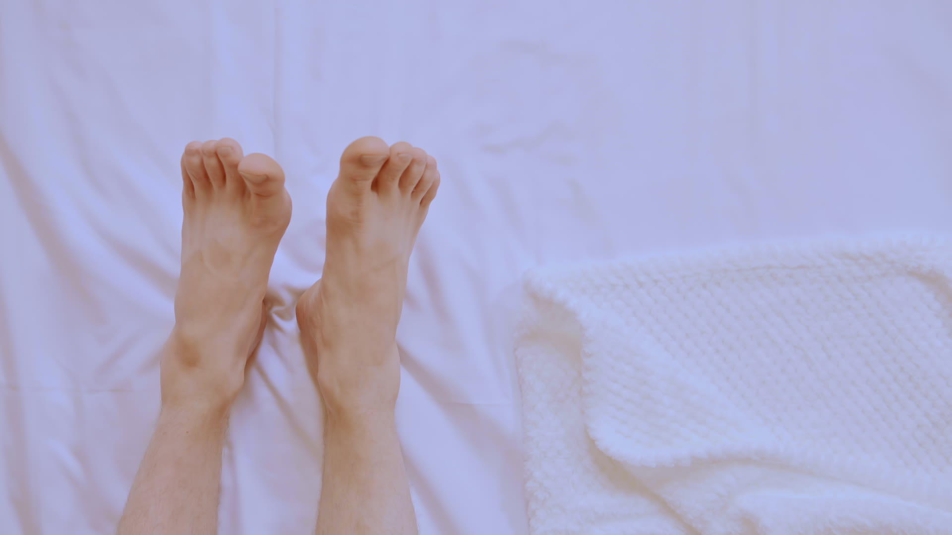 男人在床上的长腿细节视频的预览图