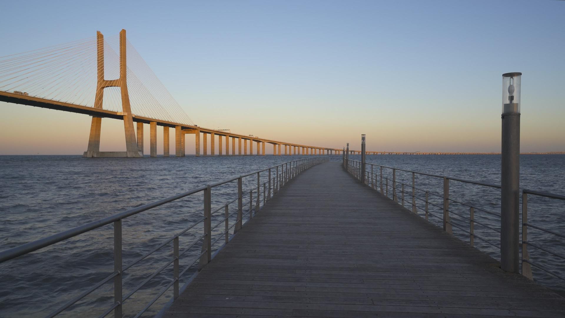 日落时码头对面的桥景从视频的预览图