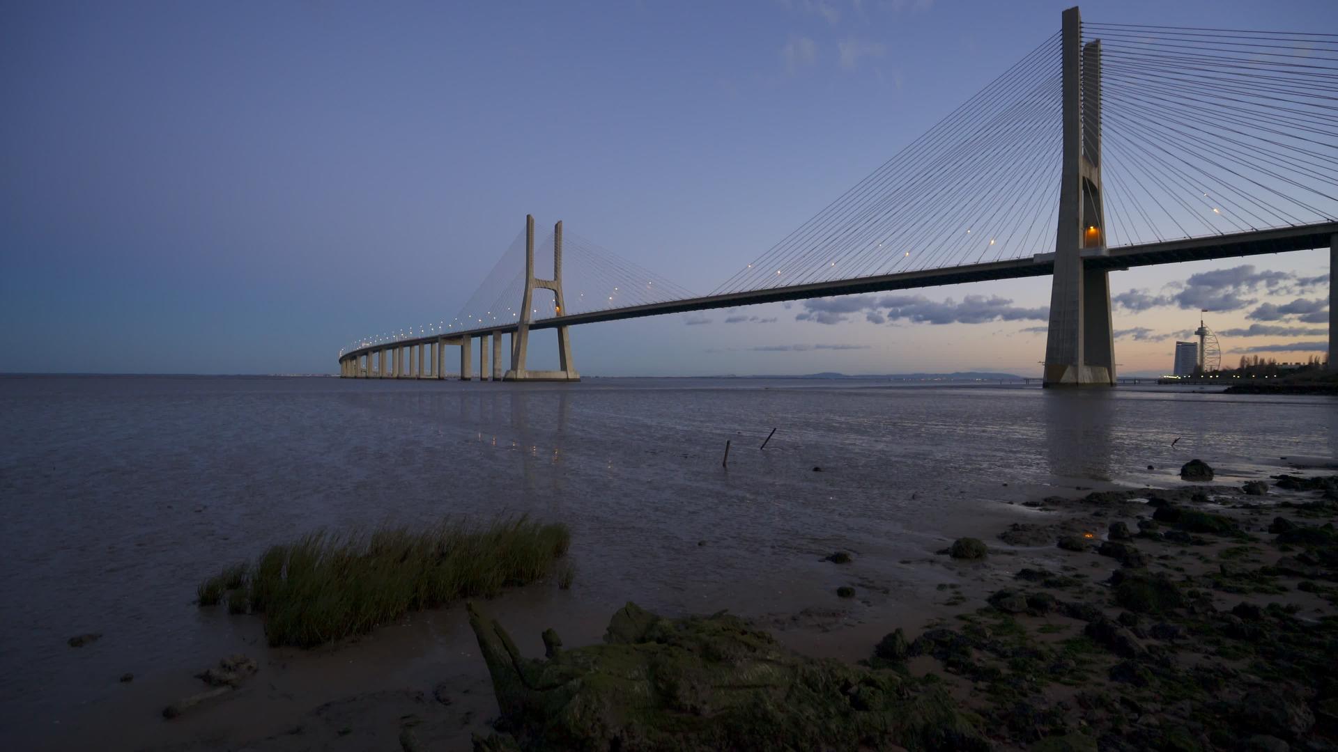 日落之后在里奥特乔河附近RioTejo河边的桥视图视频的预览图