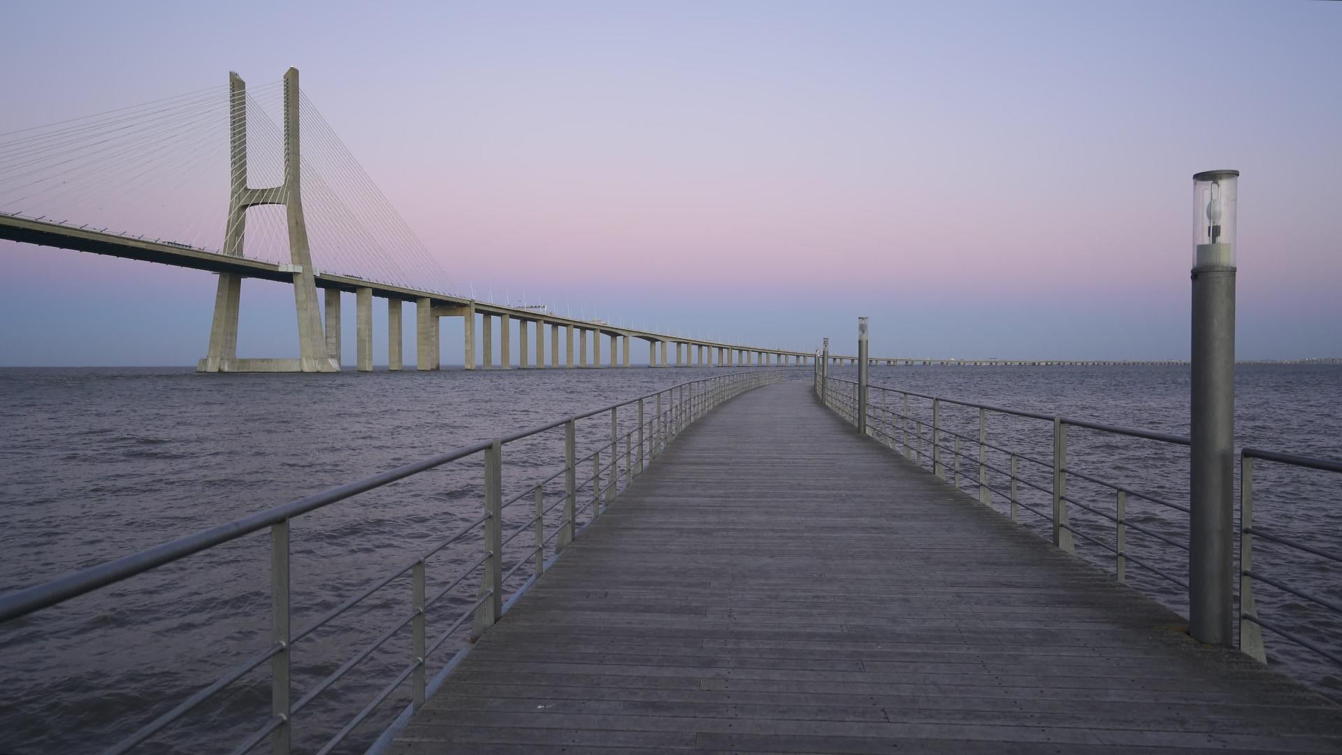 日落时码头对面的桥景从视频的预览图