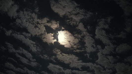 满月和云在夜晚飘动时间过去了视频的预览图