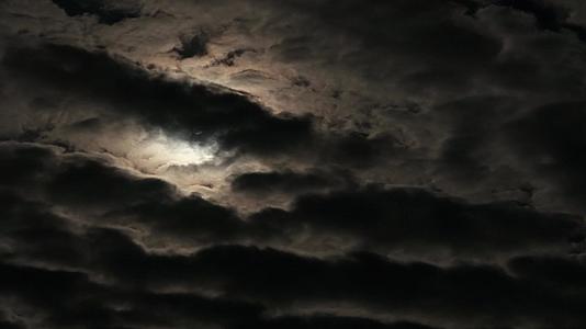 满月的月亮和黑夜的云视频的预览图