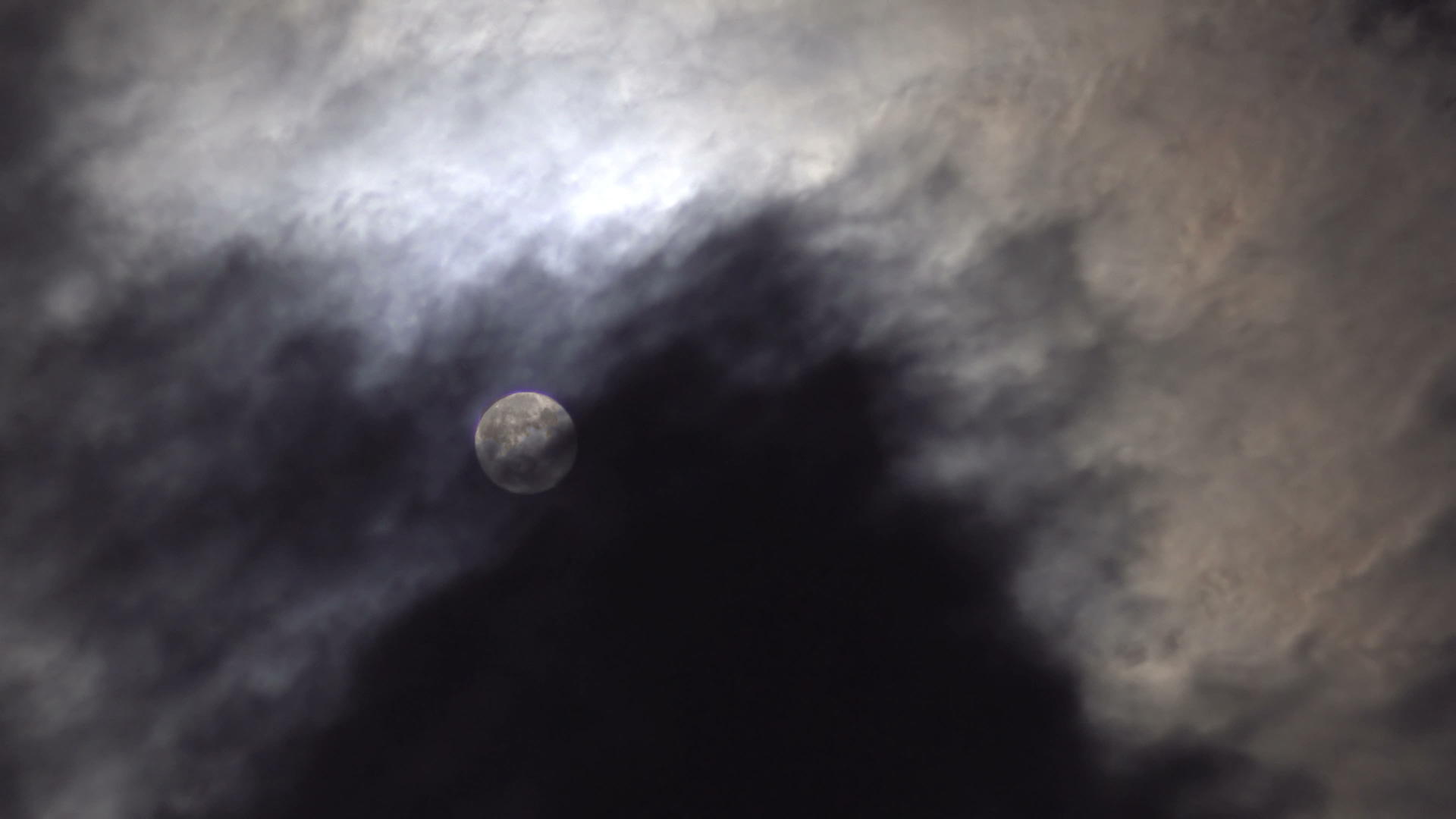 月亮在夜晚逝去白云从天空飘过视频的预览图
