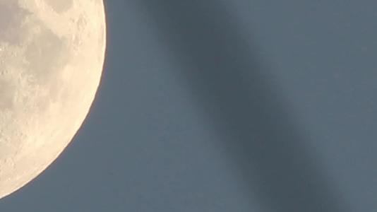 月亮在夜晚的黑色背景中闪耀视频的预览图