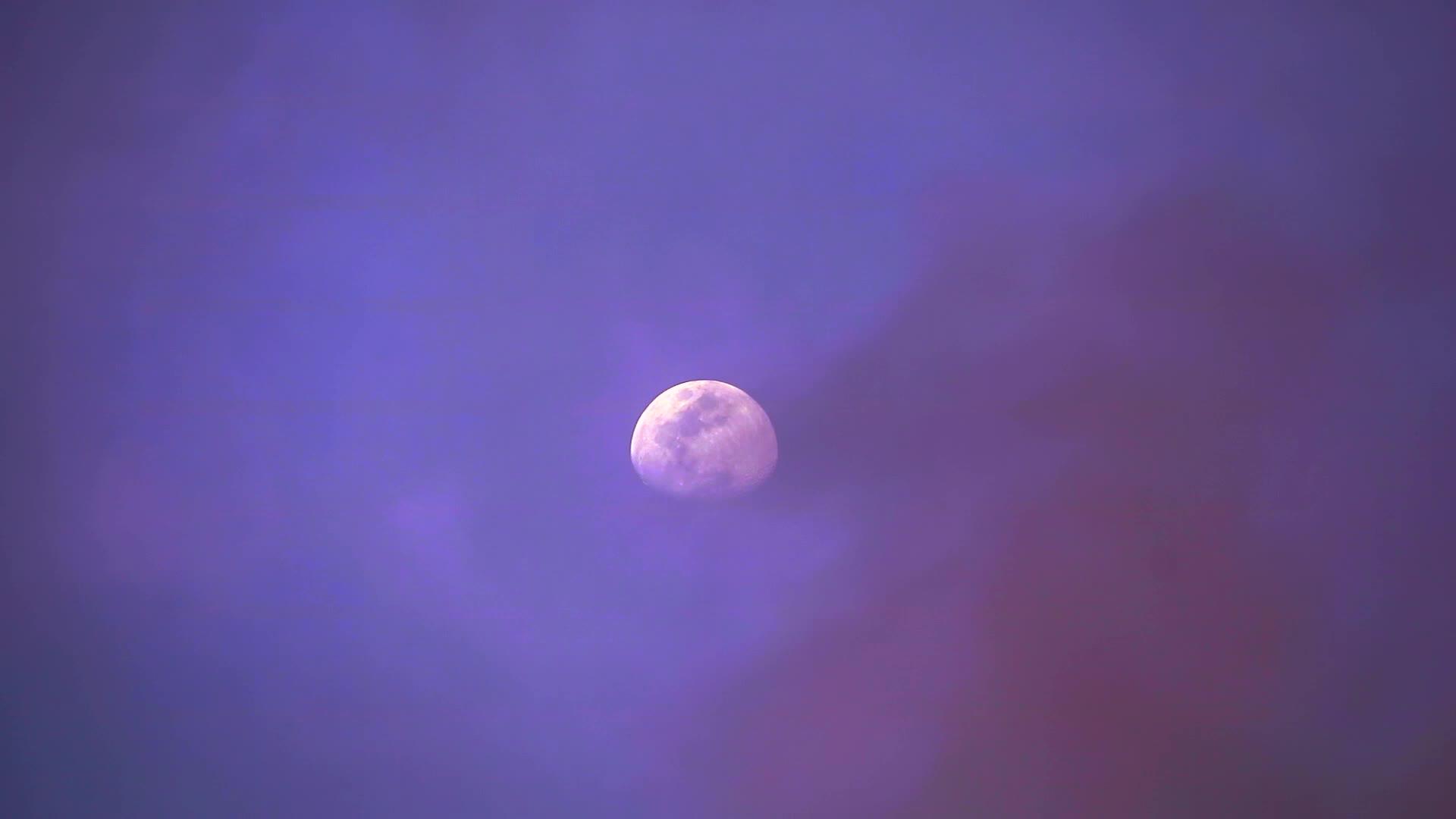 半月半月移动到夜空中的乌云视频的预览图