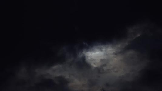 月亮随云层升起视频的预览图
