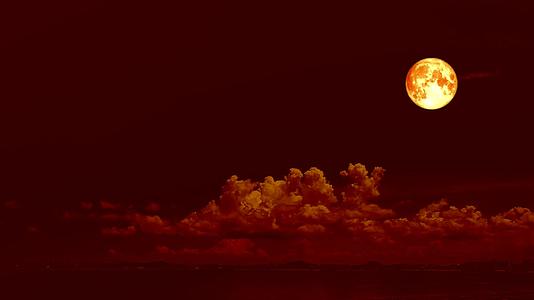 超级血月在夜红的天空和云层中滚动视频的预览图