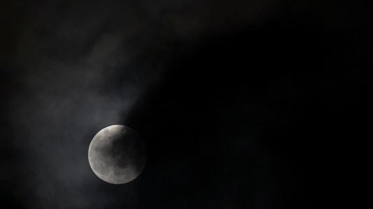 黑云中月圆视频的预览图