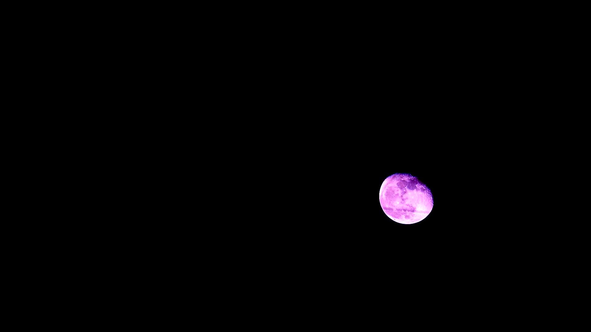 粉红色的月亮在黑暗的夜空中通过电线移动视频的预览图