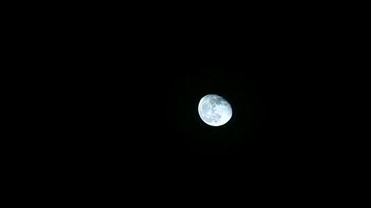 月亮穿过环影的电线视频的预览图