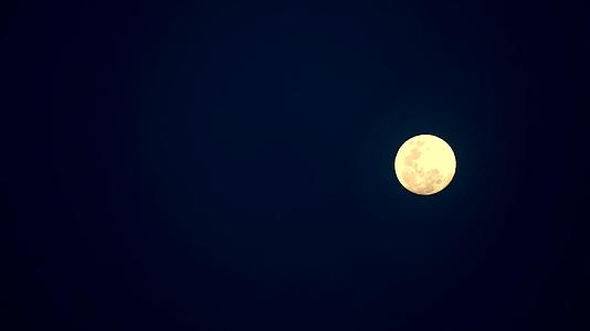 粉色月亮轨道在夜晚的天空背景下视频的预览图