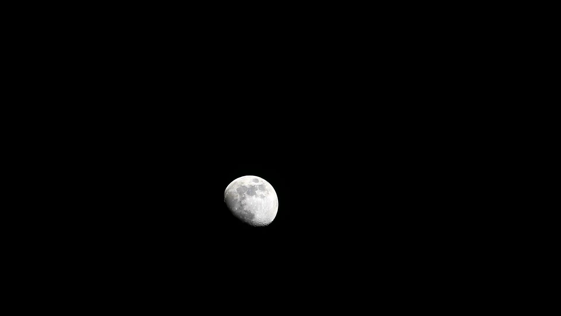 月亮在黑暗的夜空和柔软的云流中移动2视频的预览图