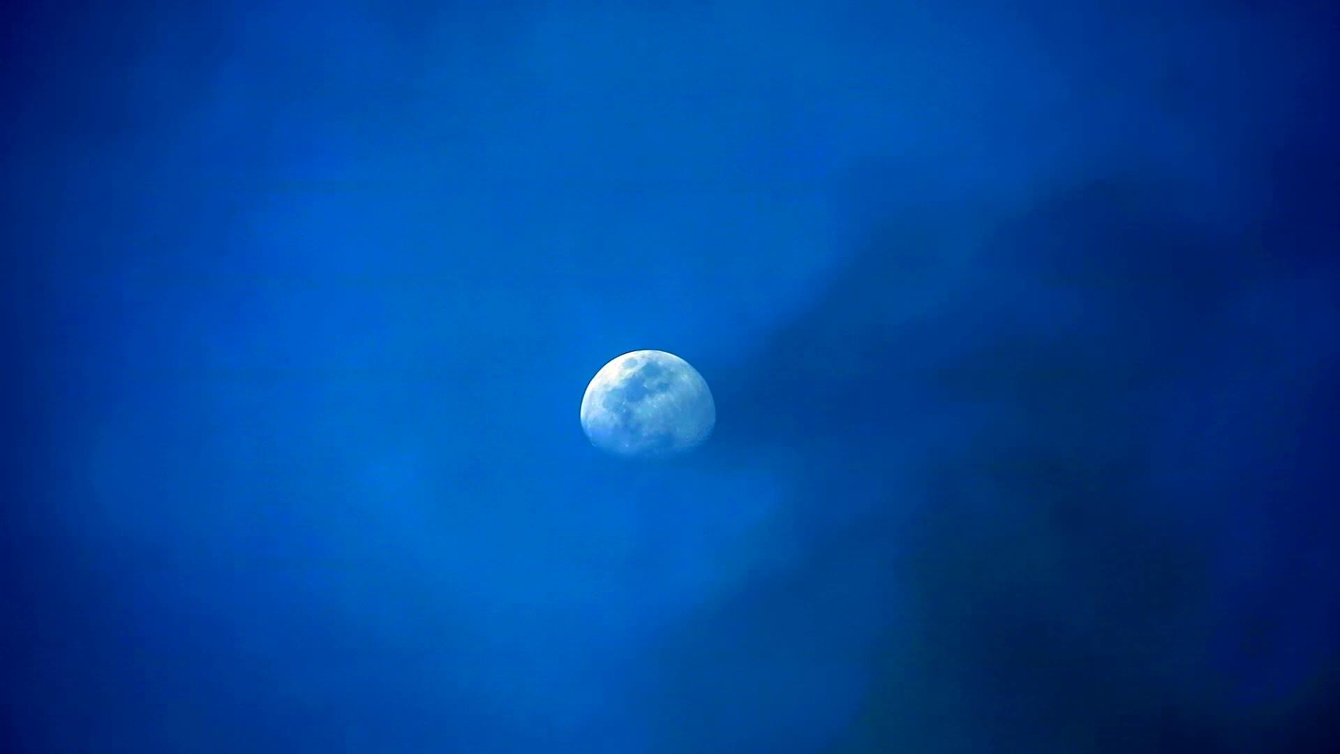 半月半月移动到夜空中的深蓝色云视频的预览图
