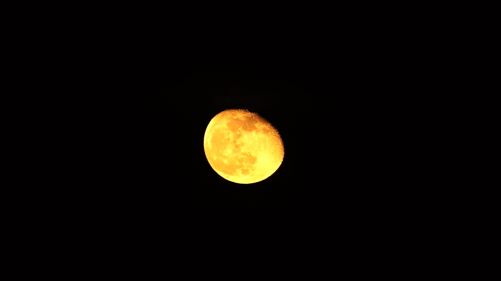 橙色的月亮在黑色的天空中视频的预览图