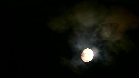 月亮在夜空中收集光明和黑暗的云彩视频的预览图