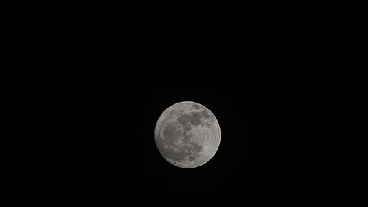 月亮和月光在夜空中视频的预览图
