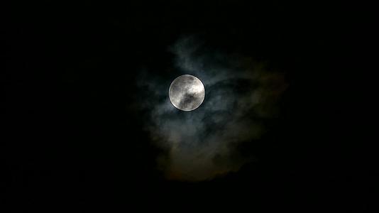 月亮在夜空中放下月光在夜空中放下透明的黑云视频的预览图