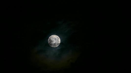 满月的丰收月亮的背影夜空中透明的黑云视频的预览图