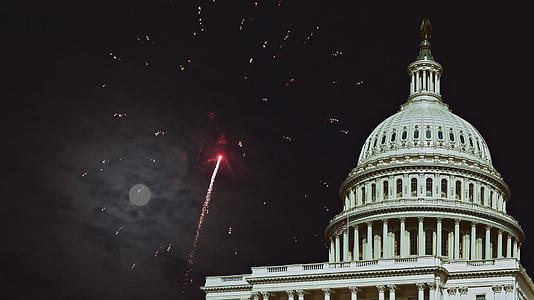 7月4日独立日是美国国会大厦和华盛顿特区满月的神秘日视频的预览图