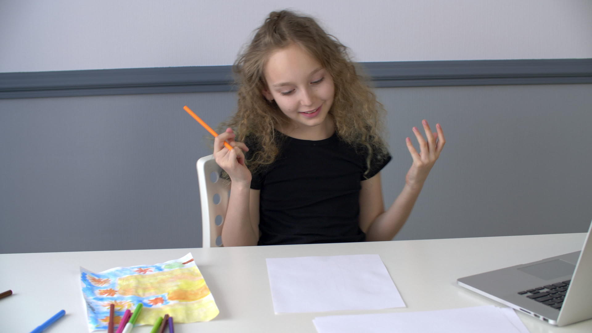 创意女孩用铅笔在桌子上的纸上画十几岁的女孩视频的预览图