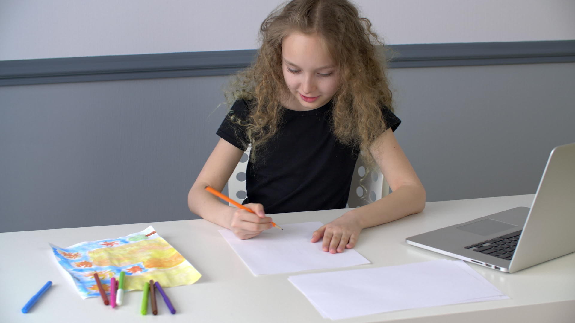 创意女孩用铅笔在书桌前的笔记本电脑上画女学生视频的预览图