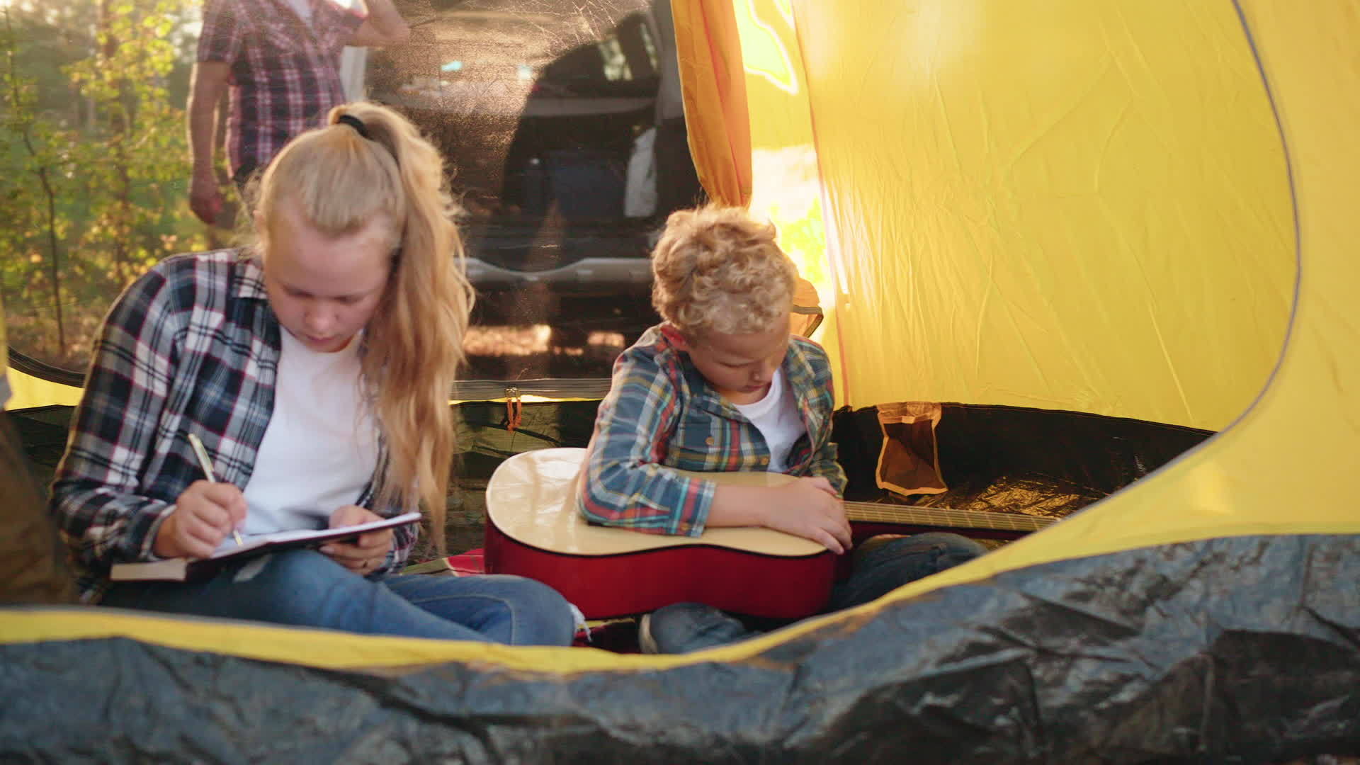 创造性的年轻夫妇住在夏令营帐篷里视频的预览图