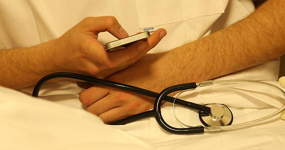 医生使用听诊器手视频的预览图