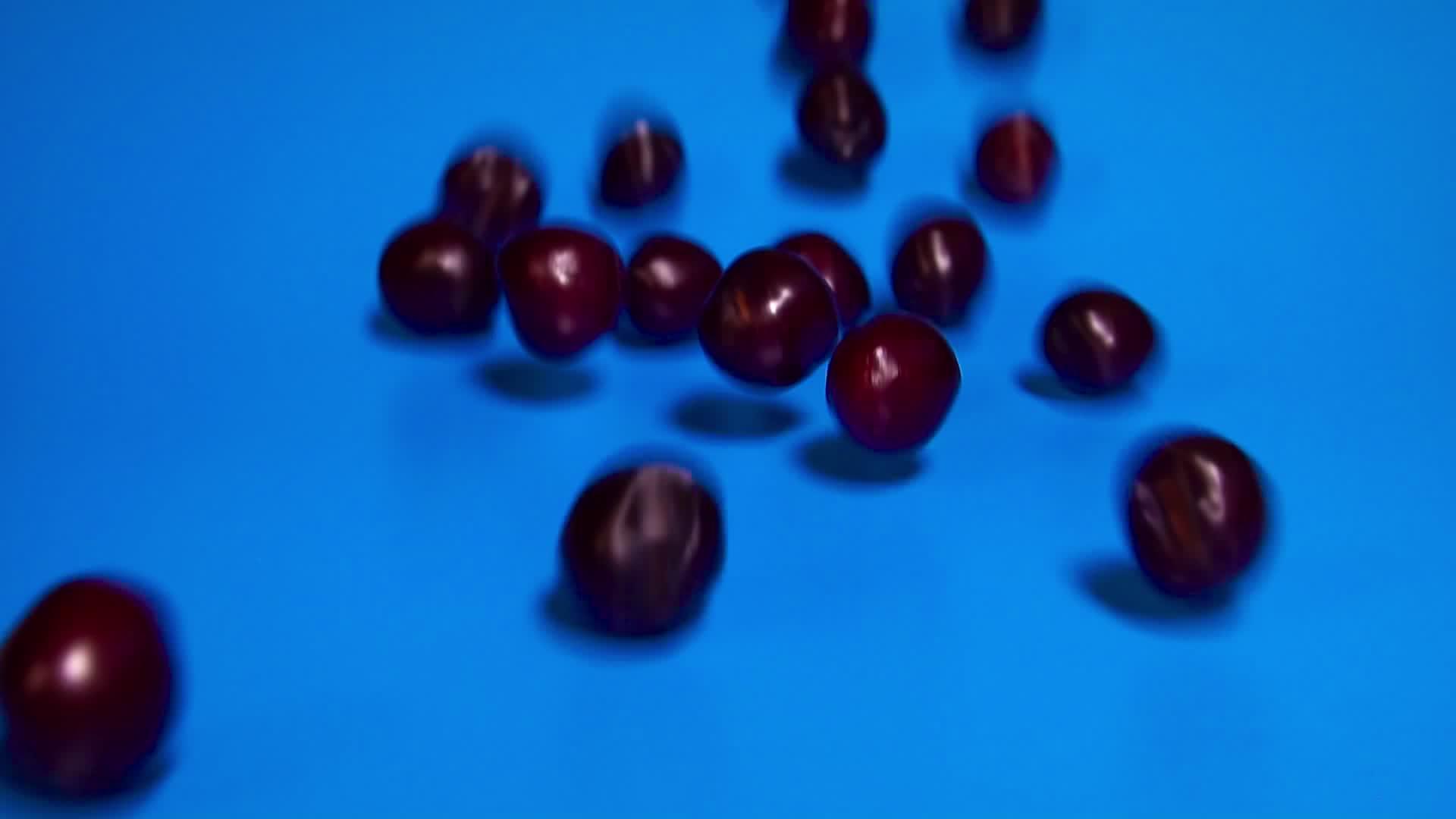 红樱桃在蓝色背景下滚动视频的预览图