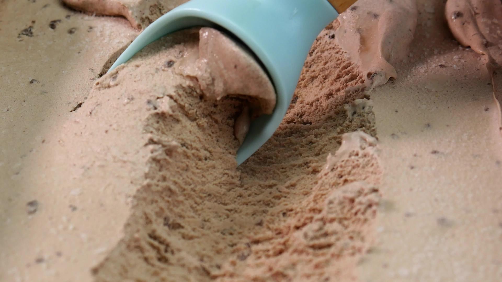 用勺子从容器中取出冰淇淋摩卡芯片视频的预览图