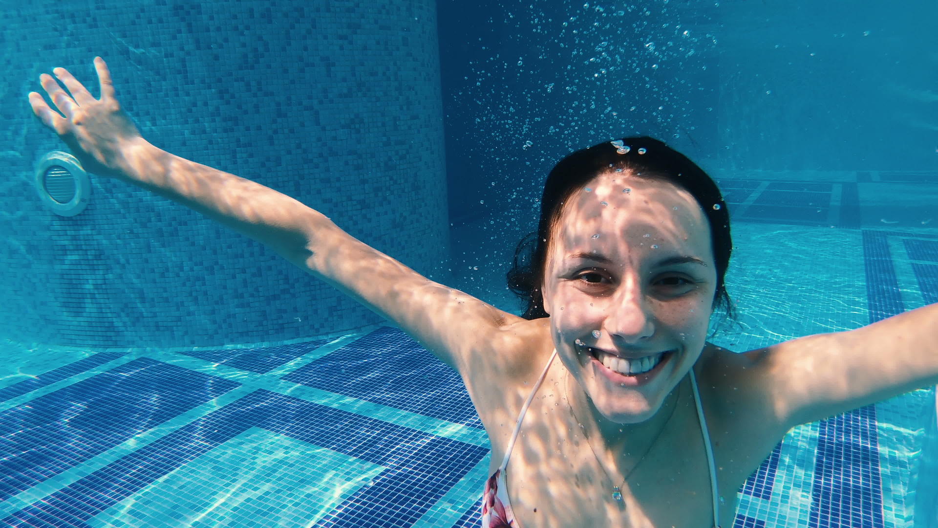 快乐的女孩在水下微笑做出有趣的脸严厉的脸视频的预览图