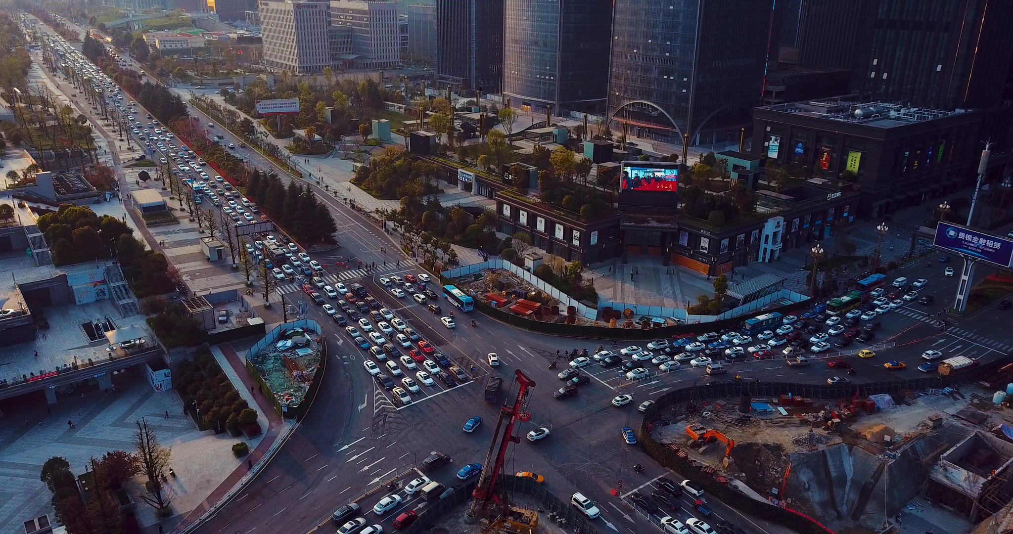 航拍城市十字路口汽车交通慢动作视频的预览图