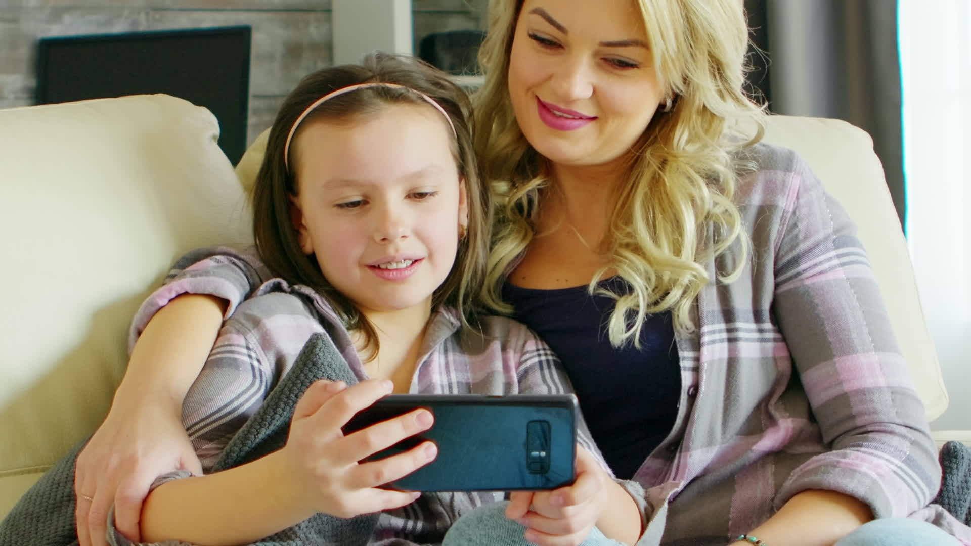 美丽的年轻母亲和女儿微笑着视频的预览图