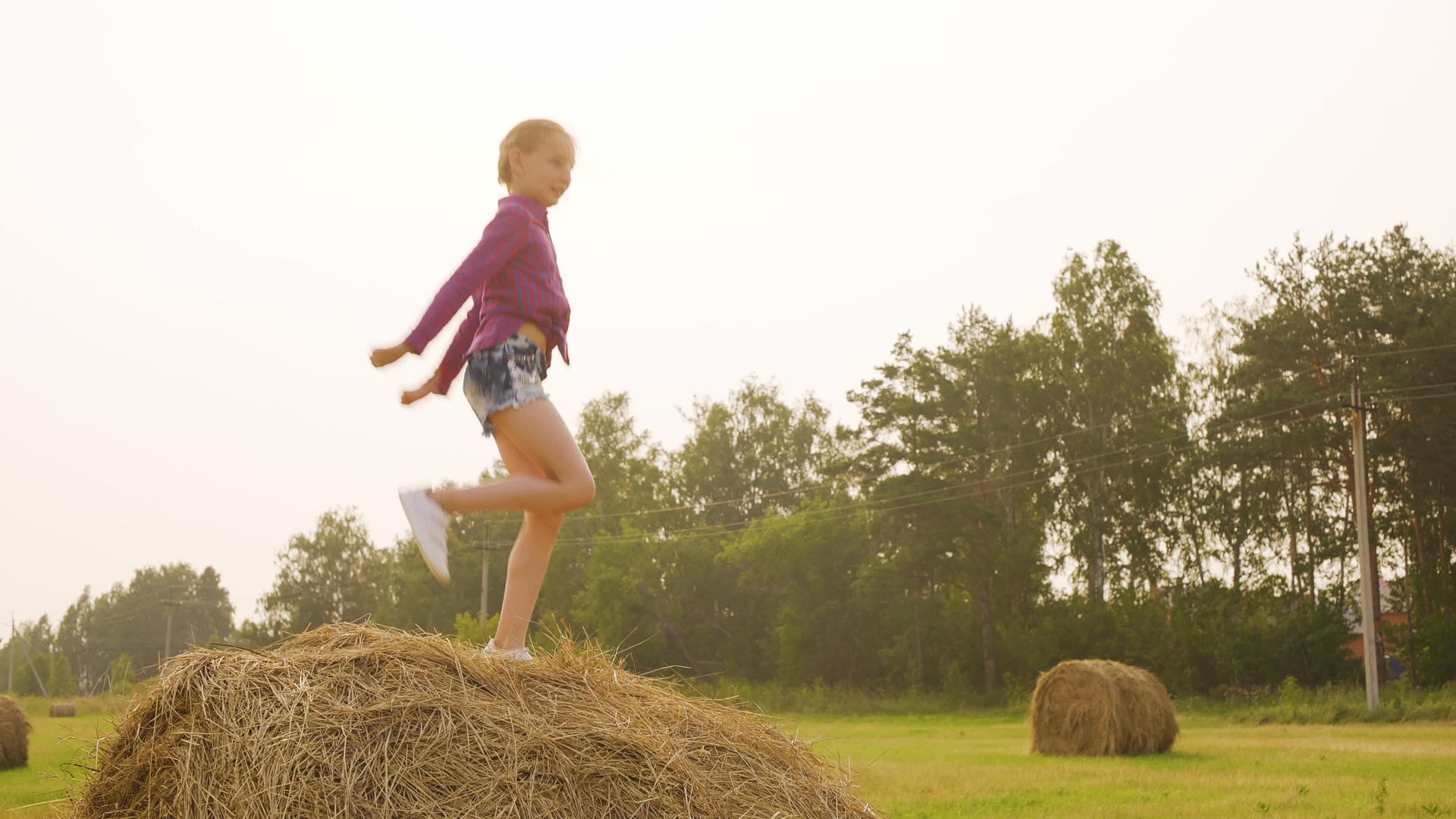 快乐的女孩在干草堆上跳舞视频的预览图