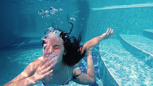 女孩在水下做黑脸和泡泡视频的预览图