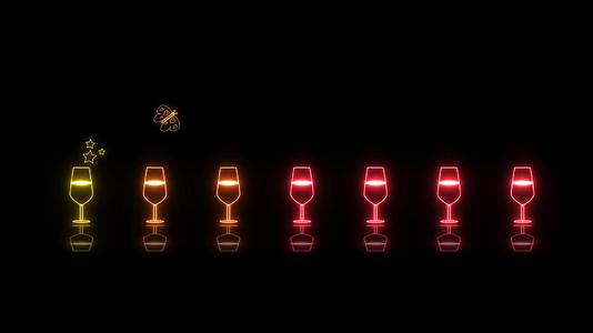 舞环反射和蝴蝶在黑屏上吃彩虹红酒的有趣舞环反射视频的预览图