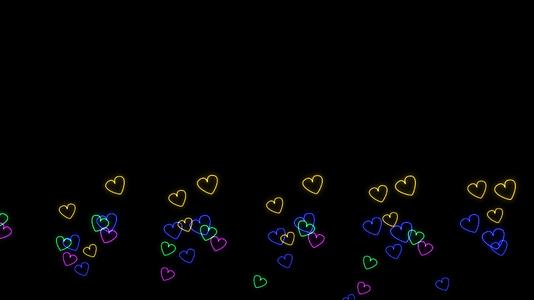 彩虹彩虹彩虹有一个明亮的形状红色的心在黑色的屏幕上慢慢地跳舞视频的预览图