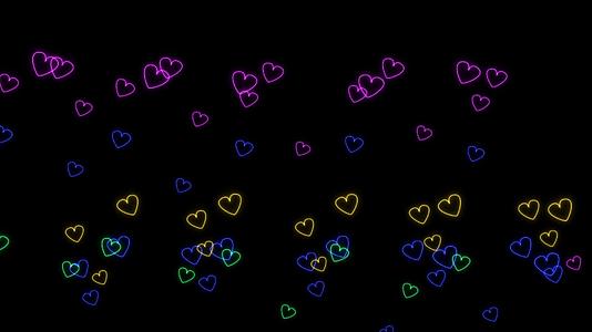 彩虹彩虹彩虹亮线塑造红心在黑屏上慢慢舞动视频的预览图