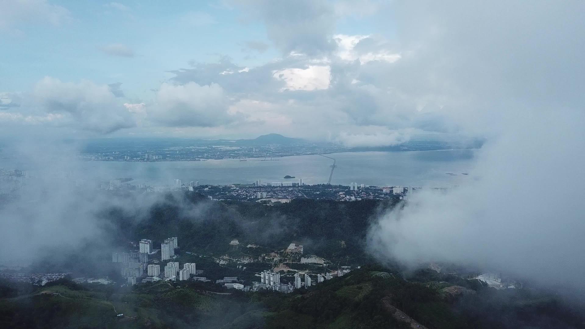 天空在雾中飞翔视频的预览图