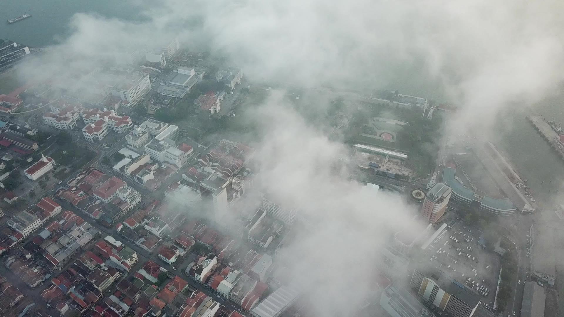 晨雾环绕着峡谷城市世界视频的预览图