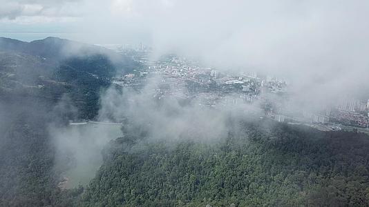 空中飞行AyerItam大坝上空雾中的天空视频的预览图