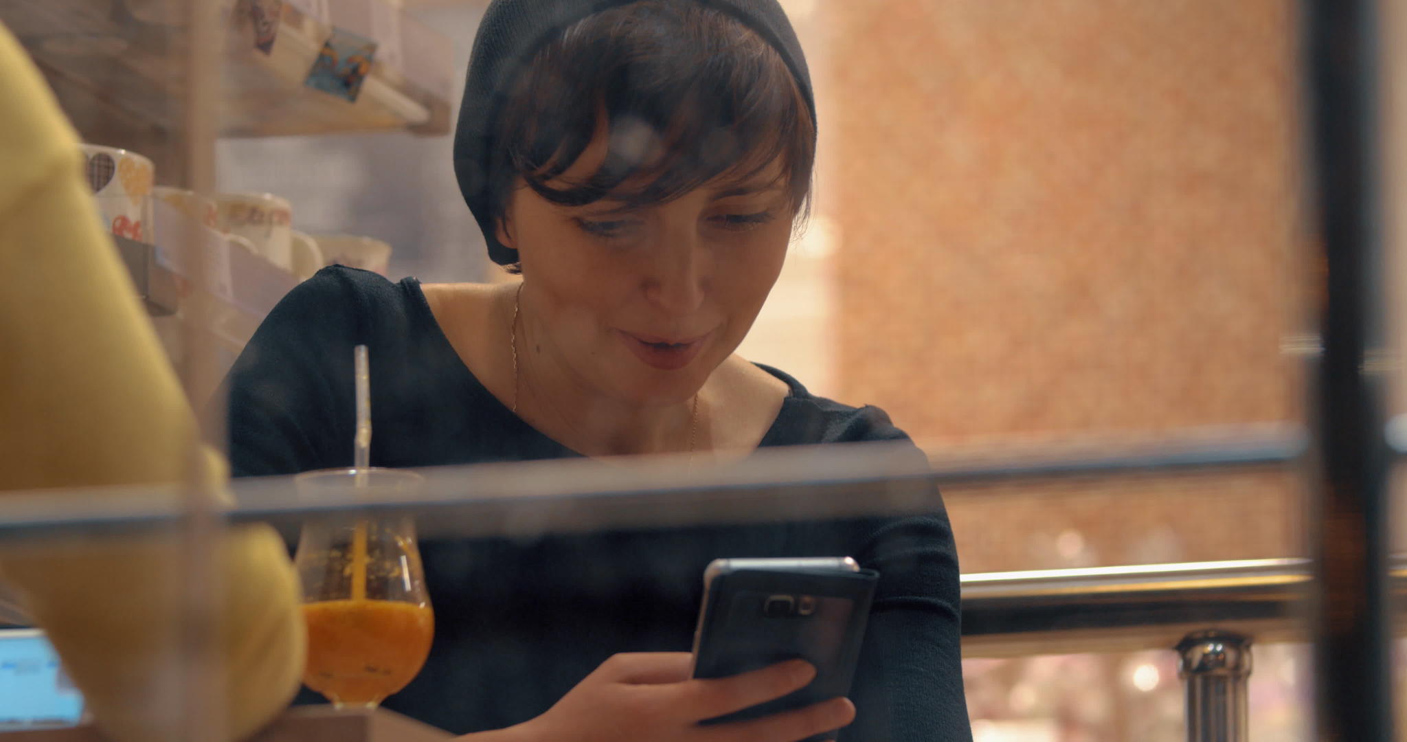 在咖啡馆会议期间女性被移动电话吸引视频的预览图