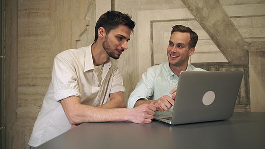 两个男朋友在看电脑微笑着视频的预览图