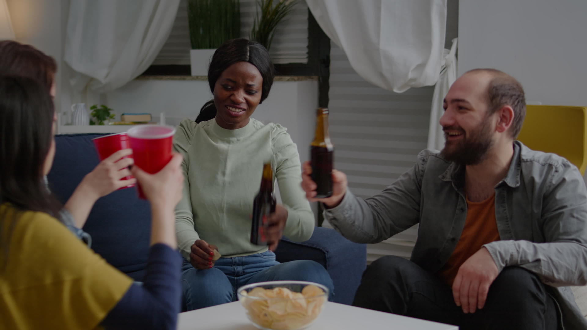 不同文化的朋友一起为啤酒瓶子欢呼一起度过时光视频的预览图