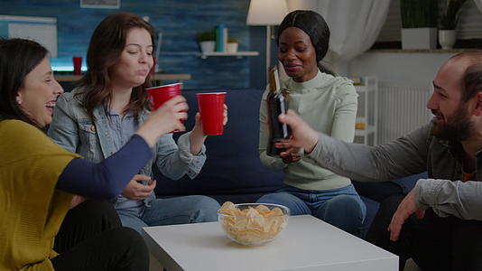 和朋友聊天的美国女人享受在一起的时光视频的预览图